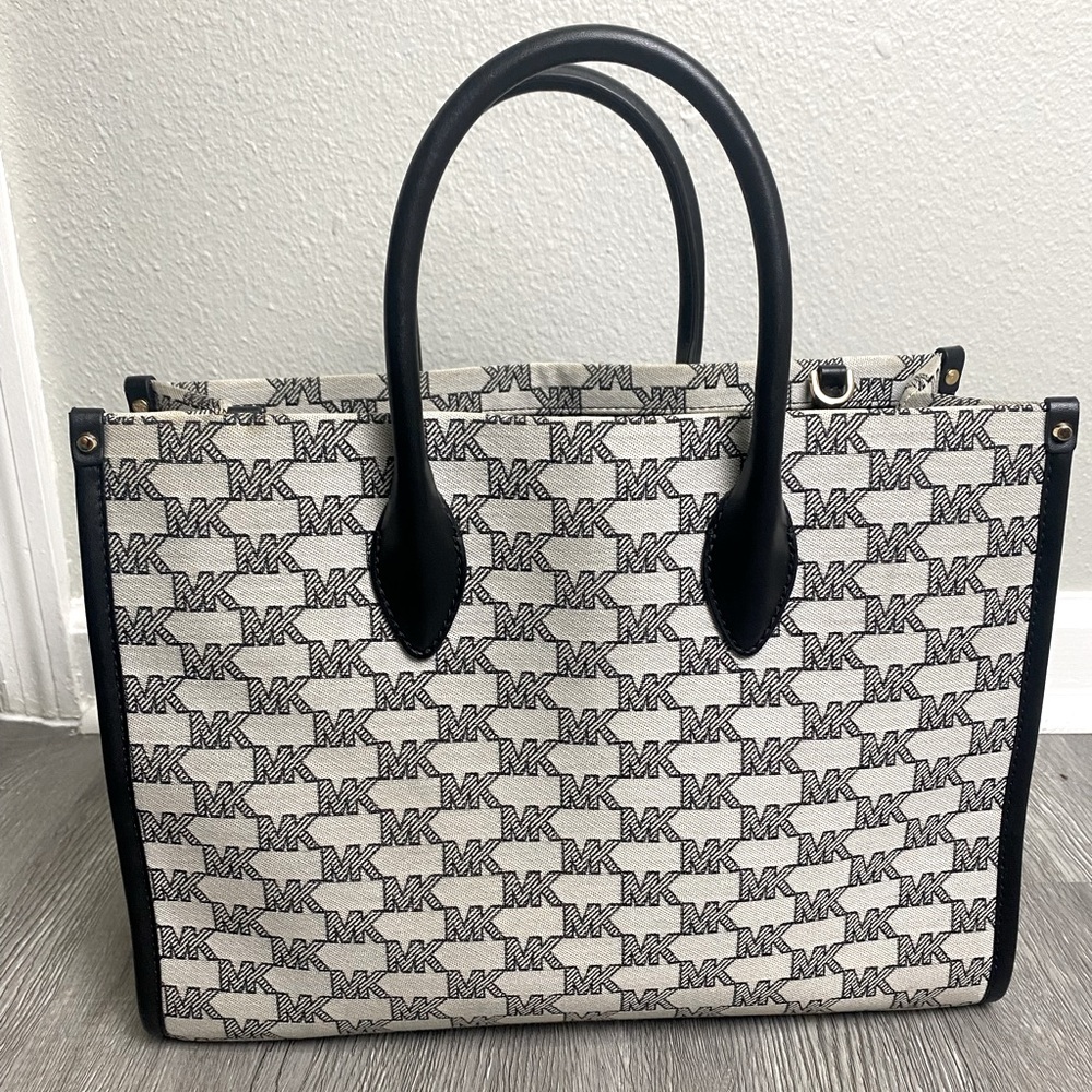 Michael Kors Purse with matching Strap